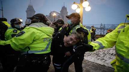 Canadian police clash protesters 