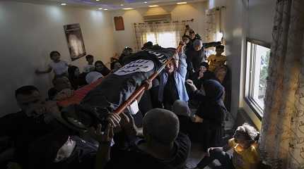 Mourners carry the body of Palestinian Bara Lahlouh