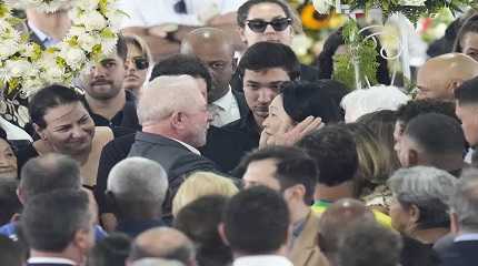 Luiz Inacio Lula da Silva  gives condolences to Marcia Aoki