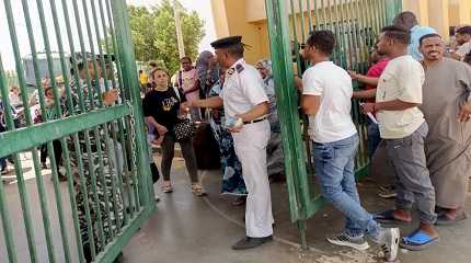 Evacuees cross into Egypt through the Argeen land port