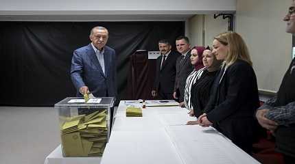 Tayyip Erdogan casts ballot