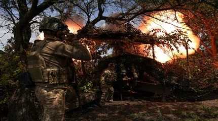 Ukrainian servicemen fire a D 20 howitzer