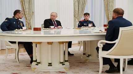 Vladimir Putin meets with the crew of the Alyosha T 80 tank