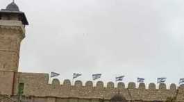 Illegal settlers raise Israeli flag on Ibrahimi Mosque