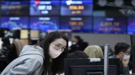 currency trader watches monitors at the foreign exchange dealing