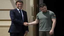 Emmanuel Macron shakes hands Volodymyr Zelenskyy