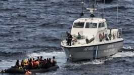 Turkey coast guard rescues refugees