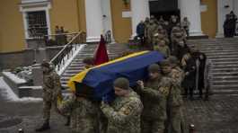 Soldiers carry the coffin..