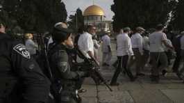 Israeli police escort Jewish visitors