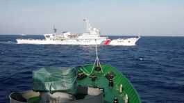 Chinese Coast Guard is near a ship of the Vietnam Marine Guard