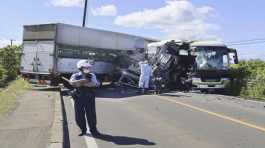 crash between a bus and a truck in Yakumo