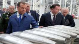 Dmitry Medvedev inspects arms production