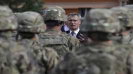 Jens Stoltenberg talks to US army soldiers