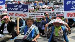 South Korean fishermen attend a rally 