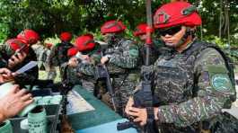 Taiwanese soldiers handle their guns