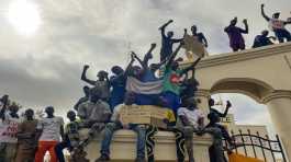 supporters of Nigers ruliing junta