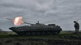 Ukrainian APC fires towards Russian positions near Avdiivka