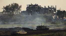 Israeli tanks destroed building